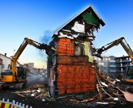 Riving av hus, gravemaskiner